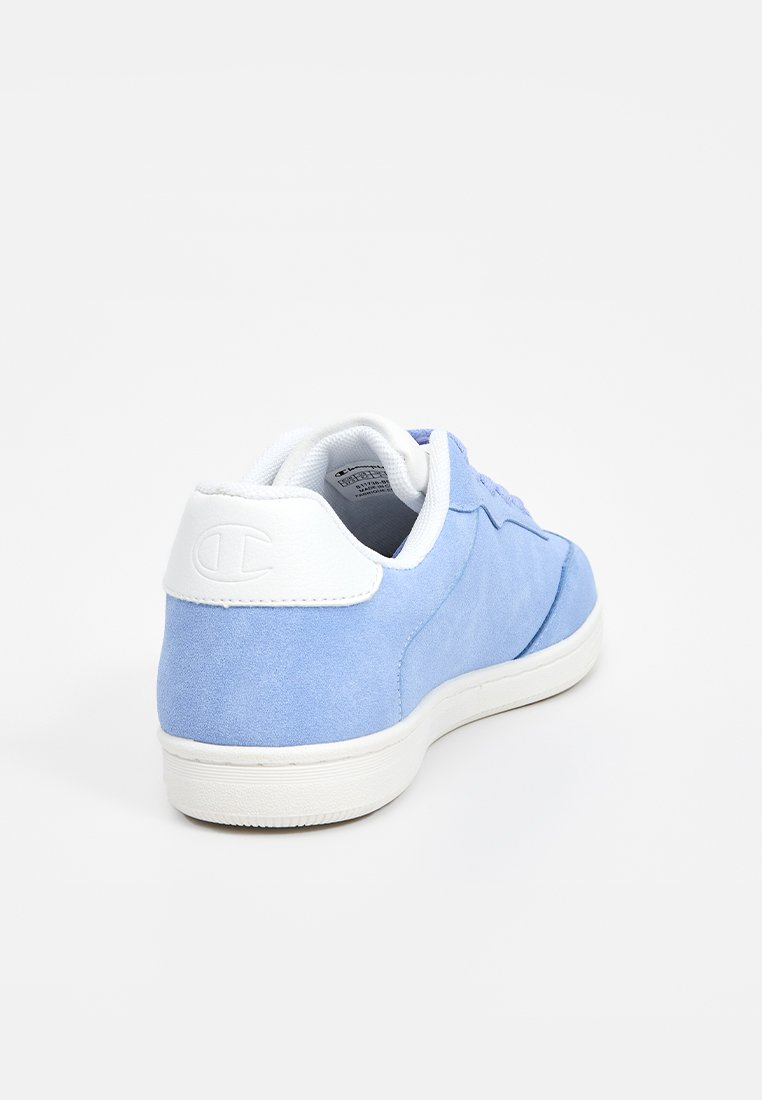 Sneaker in pelle scamosciata blu con suola e tacco in gomma bianca. Presenta un logo sul retro e una punta arrotondata con un design con lacci.