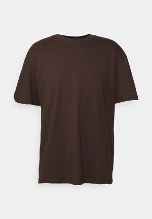 T-shirt uni marron foncé à manches courtes avec col rond et coupe décontractée sur fond blanc.