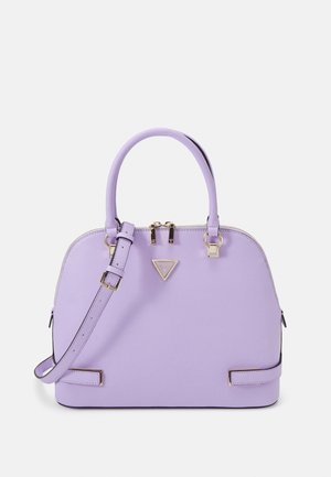 Levandulová kabelka vyrobená z texturovaného materiálu, s dvojitými rukojeťmi, nastavitelným ramenním popruhem, zlatými kovovými doplňky a trojúhelníkovým logem.