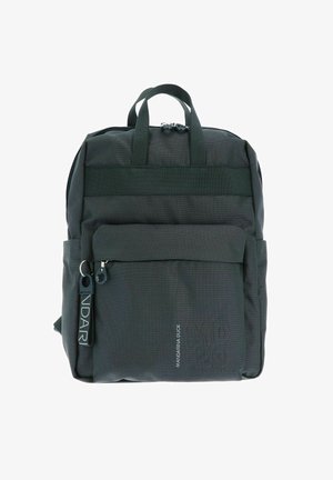 Sac à dos gris foncé en tissu texturé, avec deux poignées supérieures, une poche avant et une marque en relief sur le côté.