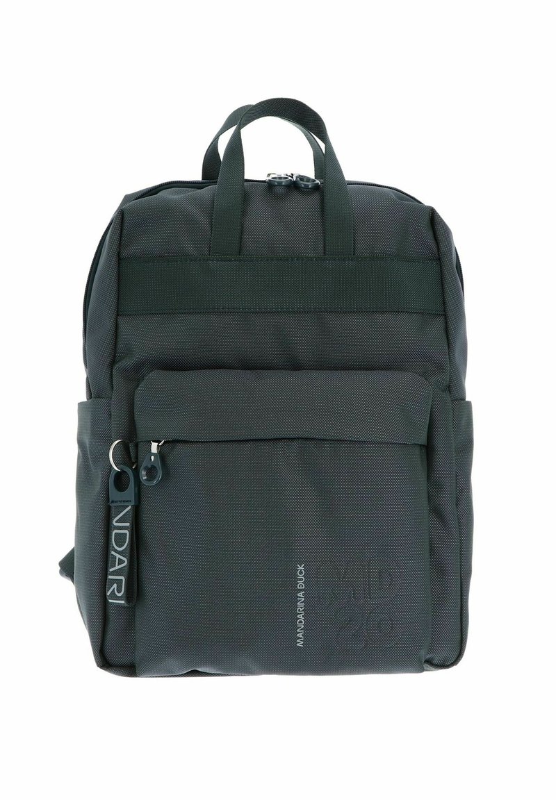 Sac à dos gris foncé en tissu texturé, avec deux poignées supérieures, une poche avant et une marque en relief sur le côté.