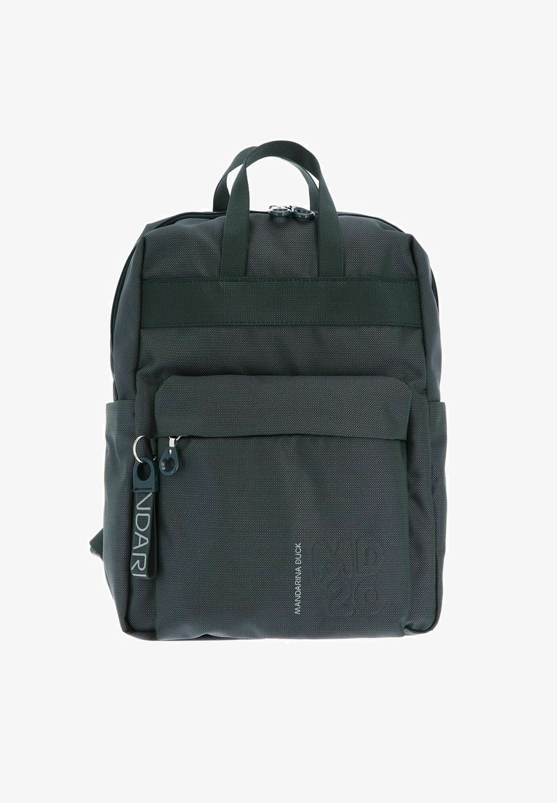 Sac à dos gris foncé en tissu texturé, avec deux poignées supérieures, une poche avant et une marque en relief sur le côté.