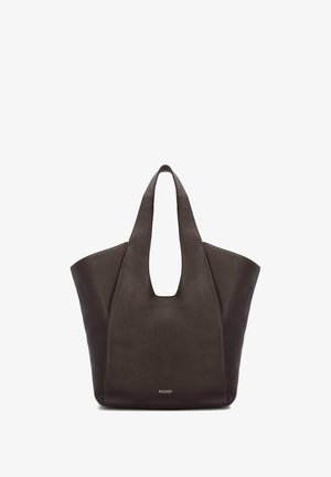 Barna bőr tote táska, strukturált formával, nyitott tetejével és dupla fogantyúval. Finoman texturált felülettel rendelkezik, és egy kicsi logó található az alján.
