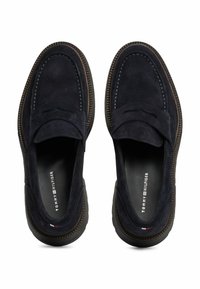 Granatowe zamszowe mokasyny o designie półbutów, z kontrastowym przeszyciem, elastycznym otwarciem i teksturowaną gumową podeszwą.