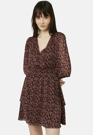 Robe florale bordeaux avec un décolleté en V, des manches bouffantes et une taille élastique. Présente un ourlet superposé et des motifs floraux complexes tout au long.