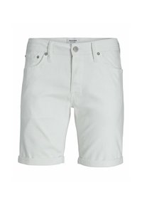 Pantalones cortos de mezclilla blancos con puños enrollados, diseño de cinco bolsillos, cierre de botón metálico y etiqueta de marca en la cintura. Textura suave.