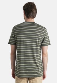 Camiseta de cuello redondo en verde oliva con rayas horizontales blancas y verde claro. Tejido suave, con mangas cortas y un corte relajado.