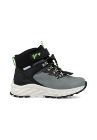 Bota de senderismo de media caña en negro y gris. Cuenta con un upper texturizado, acentos verdes, ojales de metal y una suela de goma blanca con un patrón de relieves.