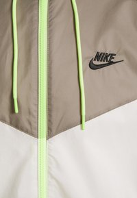 Nike Sportswear Corta-vento - light bone/moon fossil/lemon twist/black