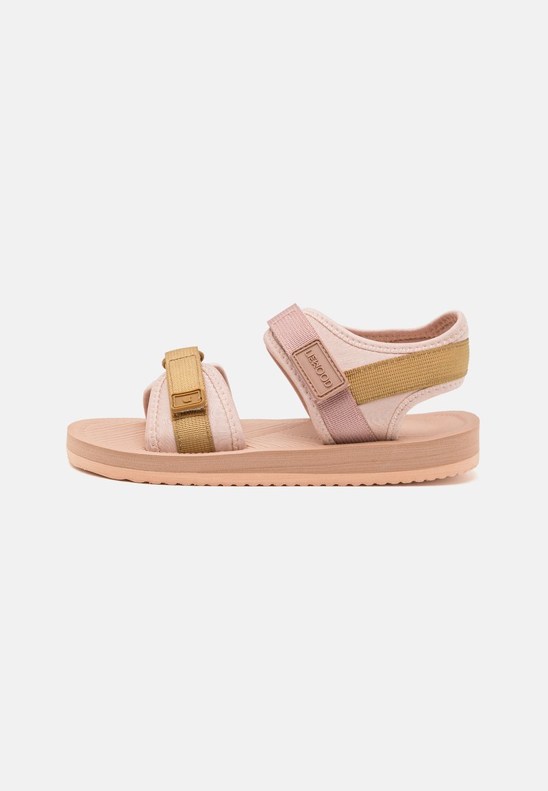 Helle pinke Sandalen mit einer strukturierten Sohle, verstellbaren Riemen in Gelb und Pink sowie einem flachen Design. Geeignet für die Freizeit.
