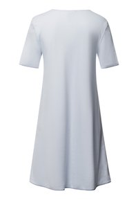 Světle modré šaty s krátkým rukávem a volným střihem. Hladká textura, kulatý výstřih a plná sukně. Žádné viditelné vzory ani ozdoby.