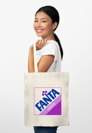 Beżowa torba płócienna z długimi uchwytami, z niebieskim logo "FANTA" i napisem "GRAPE" w fioletowym trójkącie. Prosty, trwały materiał.