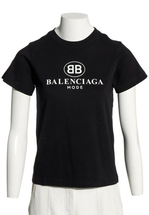 Czarna koszulka z krótkim rękawem z białym logo "BB" i napisem "BALENCIAGA MODE" z przodu, prezentowana na białym torsie manekina.