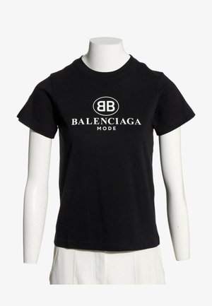 Czarna koszulka z krótkim rękawem z białym logo "BB" i napisem "BALENCIAGA MODE" z przodu, prezentowana na białym torsie manekina.