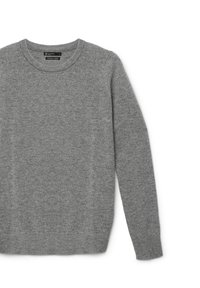 Pull gris en tissu tricoté avec un col rond, des manches longues, et des poignets et un ourlet côtelés. Design simple et classique.