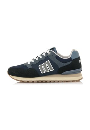 Zapatillas en azul marino y gris con materiales de ante y textil, cordones blancos, suela de goma y un logo prominente en plateado en el lateral.