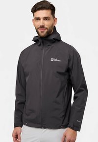 Heren waterdichte jas in zwart, gemaakt van duurzaam materiaal, voorzien van een capuchon, ritssluiting en logo-detail op de borst.