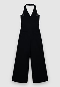 Tuta nera a gamba larga con collo all'americana, scollatura profonda a V e due tasche anteriori con fessure, distesa su uno sfondo bianco.