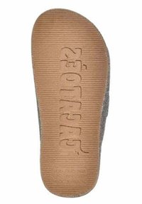 Semelle en caoutchouc brun avec un motif texturé et strié et un nom de marque embossé. Dessus en tissu gris avec une finition lisse. Forme de pied arrondie.
