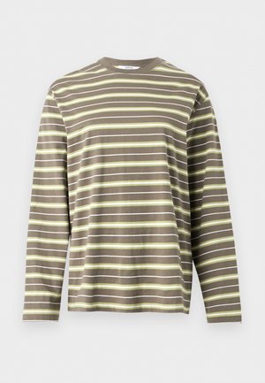 Chemise à manches longues avec des rayures horizontales en vert olive, jaune clair et blanc, avec un col rond.