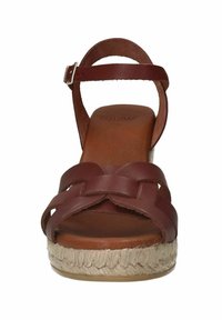 Bruine leren wedge sandalen met gevlochten banden, een verstelbare enkelgesp en een jute-wikkelde platte zool.