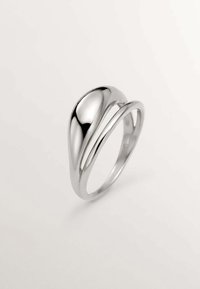 Anillo de plata pulida con un diseño suave en forma de lágrima, con una estructura de doble banda y curvas continuas. Sin embellecimientos visibles.