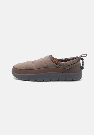 SERVE SLIPPER 224 - Papucsok - brown/dark grey