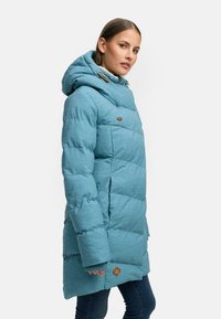 Jasnoniebieska kurtka puchowa z kapturem, z pikowanym wzorem, z przodu zapinana na guziki i z naszywką logo w dolnym lewym rogu. Przytulna i ocieplana.