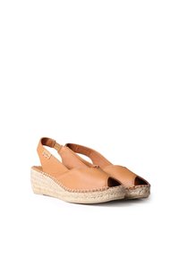 Leren slingback espadrilles in tan kleur met open tenen en gevlochten juten wig-zolen, met een gestikt ontwerp en flexibele enkelbandjes.
