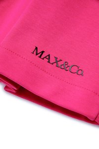 Fuchsia Baumwollpullover mit weicher Textur, ausgestattet mit einem schwarzen gestickten "MAX&Co." Logo am umgeschlagenen Saum. Schlichtes, unauffälliges Design.