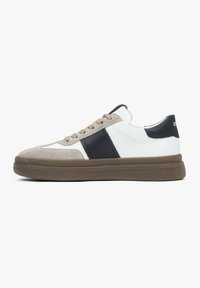 Białe i szare sneakersy z czarnym akcentem, wykonane z zamszu i skóry, z płaską gumową podeszwą, okrągłym noskiem i beżowymi sznurowadłami.