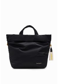 Svart nylonhandväska med övre klaff, dubbla handtag och en gul tagg. Har en slät textur och gulddetaljerad logotyp på framsidan.