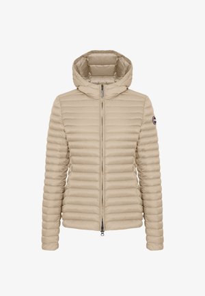 Beżowa kurtka puchowa z pikowanym wzorem, kapturem, zamkiem błyskawicznym i naszywką z logo na ramieniu. Gładki, lekki materiał.