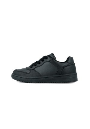 Zapatilla negra de material sintético, con un diseño de corte bajo, cierre con cordones, cuello acolchado y suela de goma texturizada.