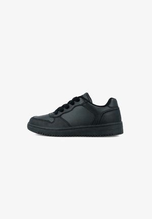 Zapatilla negra de material sintético, con un diseño de corte bajo, cierre con cordones, cuello acolchado y suela de goma texturizada.