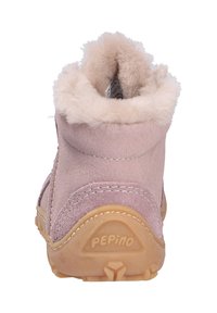 Stivale alla caviglia in camoscio rosa con un morbido rivestimento in crema, suola in gomma e cuciture in contrasto. Presenta un piccolo logo sul tallone.