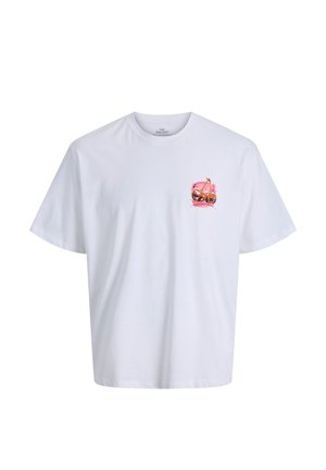 T-shirt blanc à manches courtes avec un petit motif de deux cerises brillantes avec tiges sur un fond carré rose sur le côté gauche de la poitrine.