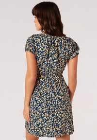 Blumenkleid mit navy Hintergrund, gelben und rosa Blumen, kurzen gerafften Ärmeln und einem elastischen Bund für eine figurbetonte Passform.