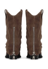 Botas de tobillo de ante marrón con diseño arrugado, cremalleras laterales, bordes angulares y tacones cuadrados negros. Textura suave con acentos metálicos.