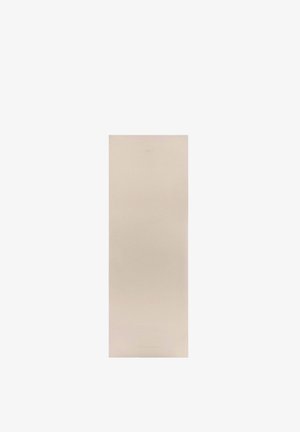 Beige rechteckige Yogamatte mit dezent eingeprägtem Logo in der Nähe der oberen Mitte, flach auf weißem Hintergrund liegend dargestellt.