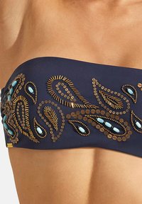 Marineblauwe bandeau-top met intrigerende gouden en turquoise versieringen, voorzien van ronde pailletten en decoratieve paisleypatronen.