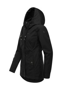 Schwarze Kapuzenjacke mit Frontreißverschluss, Kordelzugkapuze, mit Knöpfen versehene Taschen und langen Ärmeln, nach rechts geneigt, vor weißem Hintergrund.