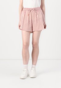 Shorts rayés avec une base rose clair et des rayures rouges, dotés d'une taille élastique avec un cordon de serrage. Fabriqués en tissu léger.