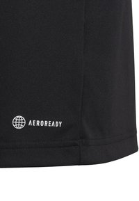 Schwarzes Sportshirt aus glattem, leichtem Stoff, mit einem weißen "AEROREADY"-Logo und strukturierten Nähten am Saum.