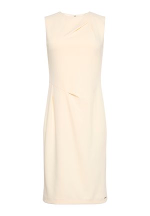 Robe crème sans manches longueur genou avec des détails drapés subtils à l'avant et un col rond.