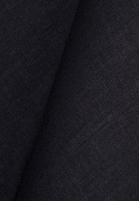 Czarna tkanina o gładkiej fakturze, z delikatnym wzorem tkanym. Materiał wydaje się lekki i miękki, idealny do różnych zastosowań.