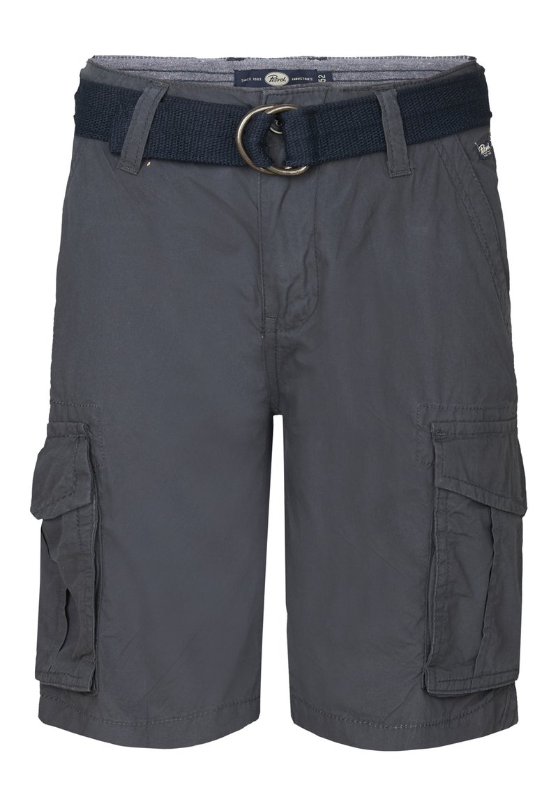 Shorts cargo gris en tissu léger, dotés d'une ceinture tissée avec une boucle en métal, de poches cargo sur les côtés et d'une coupe décontractée.