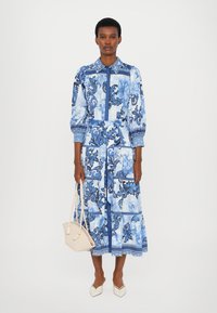 Alice + Olivia GENEVA TIERED BLOUSON SLEEVE MIDI DRESS - Särkkleit - scroll symphony