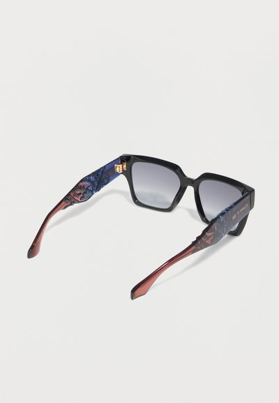 Lunettes de soleil noires carrées avec verres gris dégradés et branches à motifs bleu-rouge, arborant le logo doré Etro sur la branche droite.