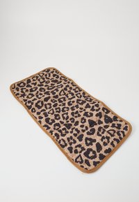 Tappeto in stampa leopardata con uno sfondo beige e macchie nere. I bordi sono rifiniti in marrone. Texture morbida, forma rettangolare. Adatto a vari ambienti.